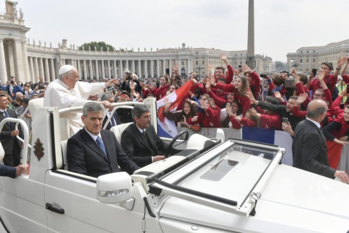 El Papa Francisco pide rezar un Rosario diario durante mayo