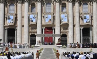 'La santidad se hace en lo cotidiano', dice el Papa al canonizar a 10 santos