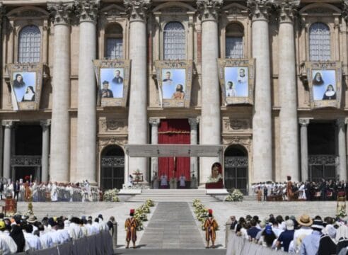 'La santidad se hace en lo cotidiano', dice el Papa al canonizar a 10 santos