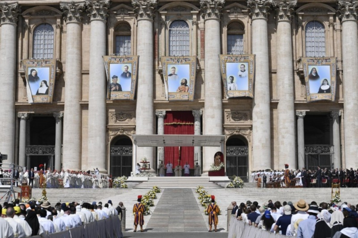 El Papa Francisco presidió la celebración Eucarística y el rito de canonización de diez beatos.