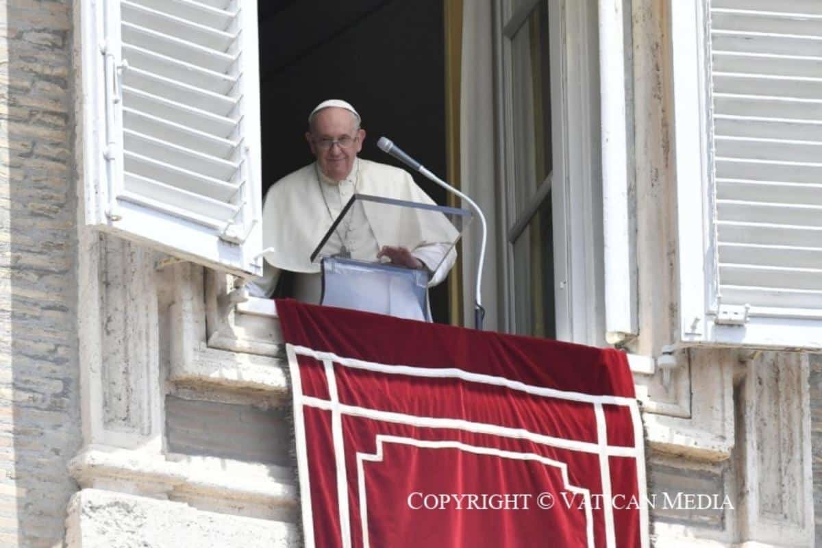 El Papa Francisco preside la oración del Regina Coeli. Foto: Vatican Media.
