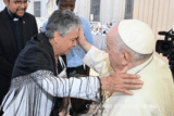 El Papa bendice a María Herrera, madre de cuatro desaparecidos
