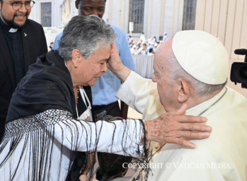 El Papa bendice a María Herrera, madre de cuatro desaparecidos