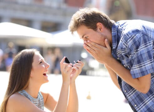 Papa propone que novios se entreguen un anillo previo a boda, ¿por qué?