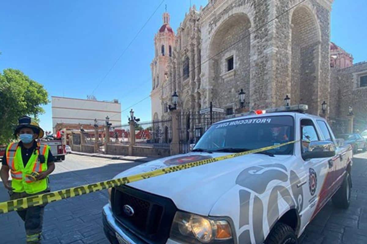 Acordonan la Catedral de Saltillo ante ataque de nutrido enjambre. Foto: Especial.