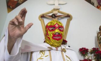 Esta es la historia que llevó a un sacerdote a convertirse en luchador