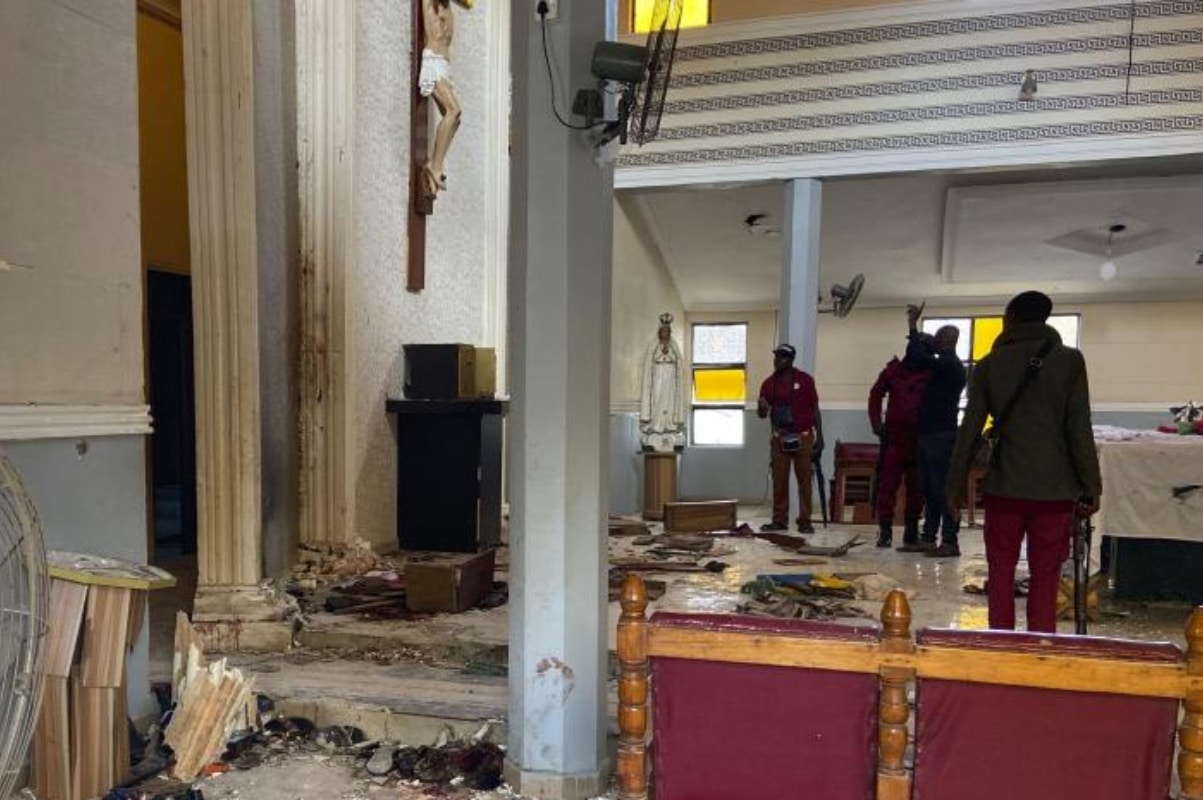 Hombres armados dispararon contra los fieles que estaban en Misa en la iglesia de San Francisco en Ondo, Nigeria. Foto: AP