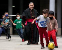 8 consejos de un Obispo para ser el mejor jugador de futbol