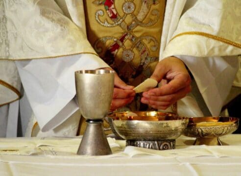 Estas son las “oraciones secretas” que hace el sacerdote en la Misa