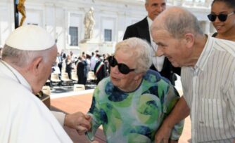 Papa Francisco: Dan vergüenza los que se aprovechan de los ancianos