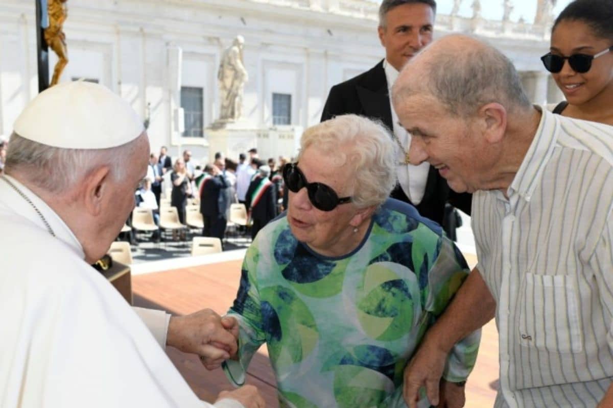 El Papa Francisco saluda a una pareja durante la Audiencia General. Foto: Vatican Media.