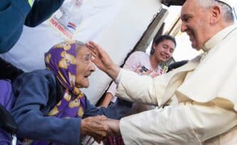 Hoy, en la Jornada de los Abuelos, el Papa te llama a visitar a un adulto mayor