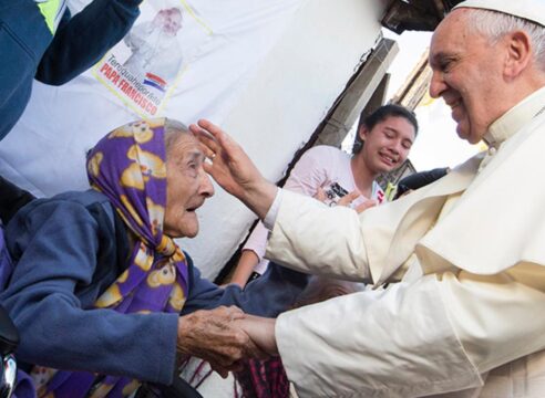 Hoy, en la Jornada de los Abuelos, el Papa te llama a visitar a un adulto mayor