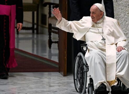 Por indicación médica, el Papa Francisco suspende su viaje a África