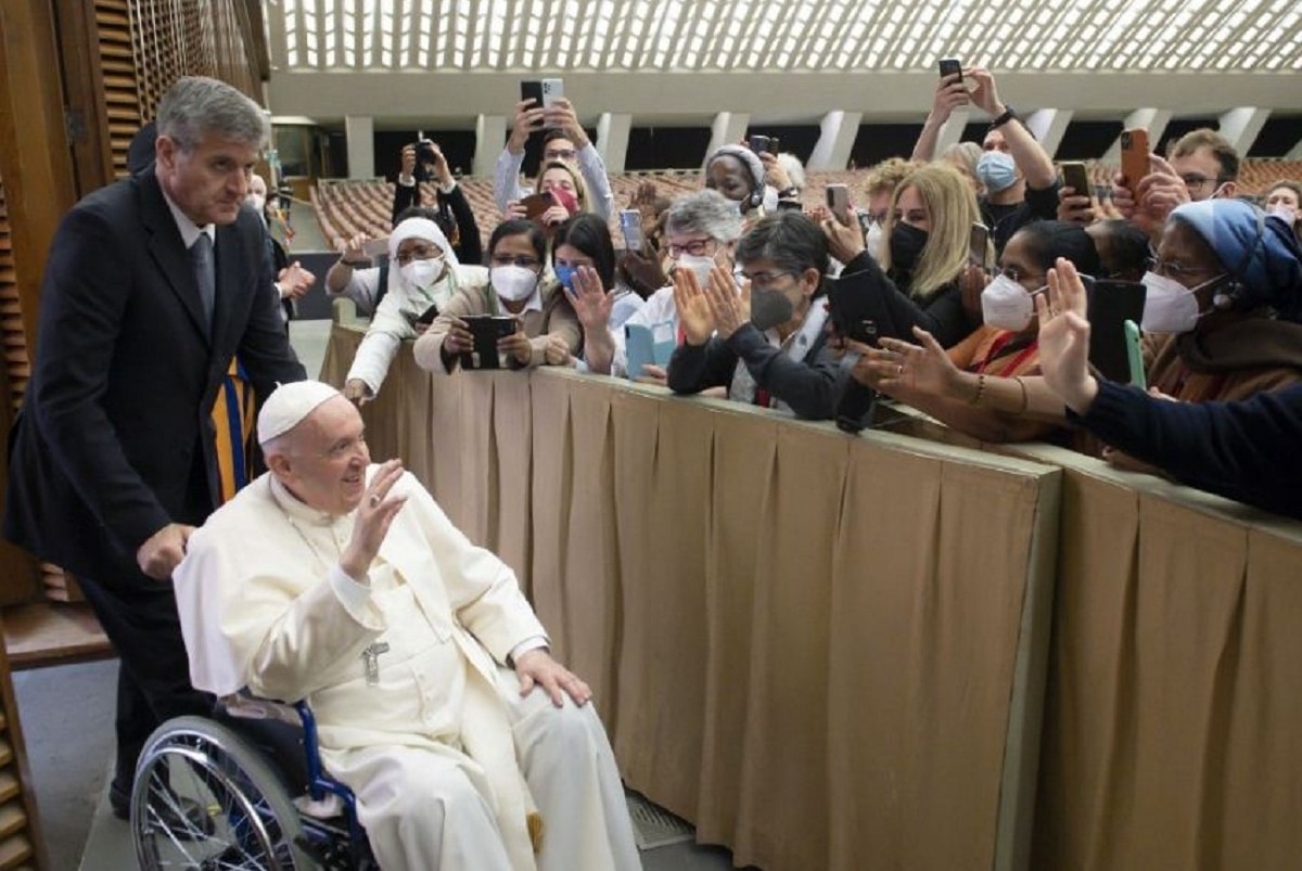 El Papa Francisco ha utilizado la silla de ruedas en la Audiencia General debido a su padecimiento en la rodilla. Foto: Vatican Media.