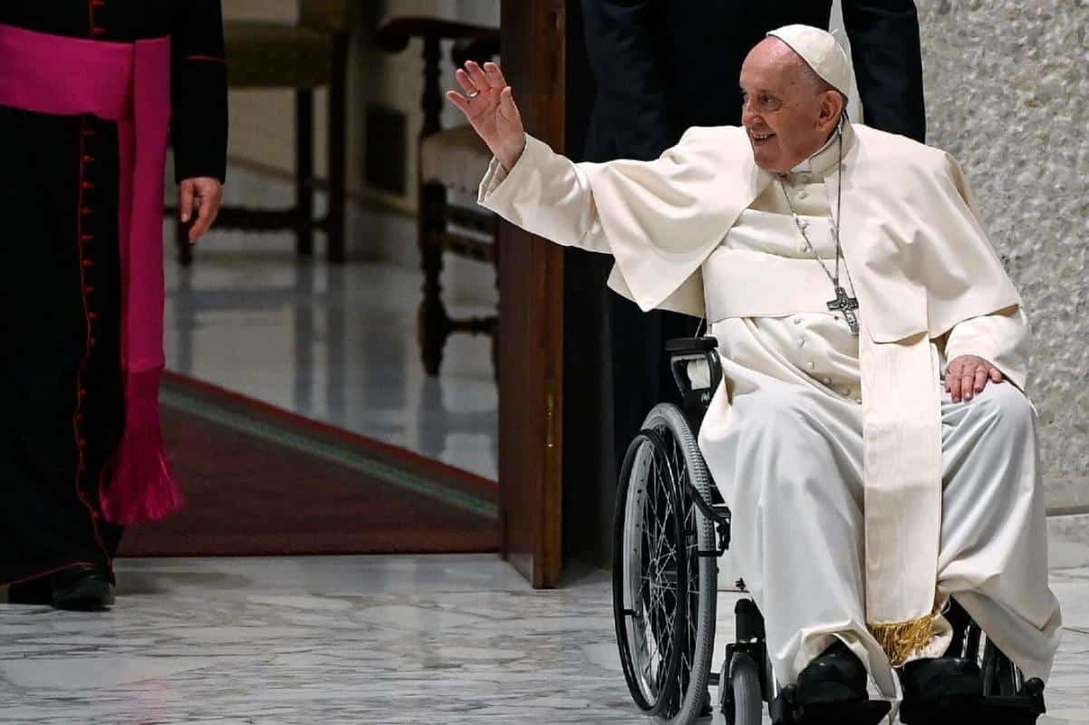 Debido a un problema en la rodilla, el Papa Francisco ingresó en silla de ruedas a la Audiencia General. Foto: Vatican Media.