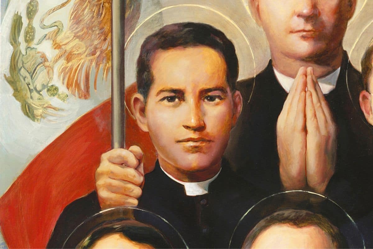 Fue asesinado y sepultado en cementerio de Dolores, Chihuahua, con la inscripción: "Tú eres sacerdote"