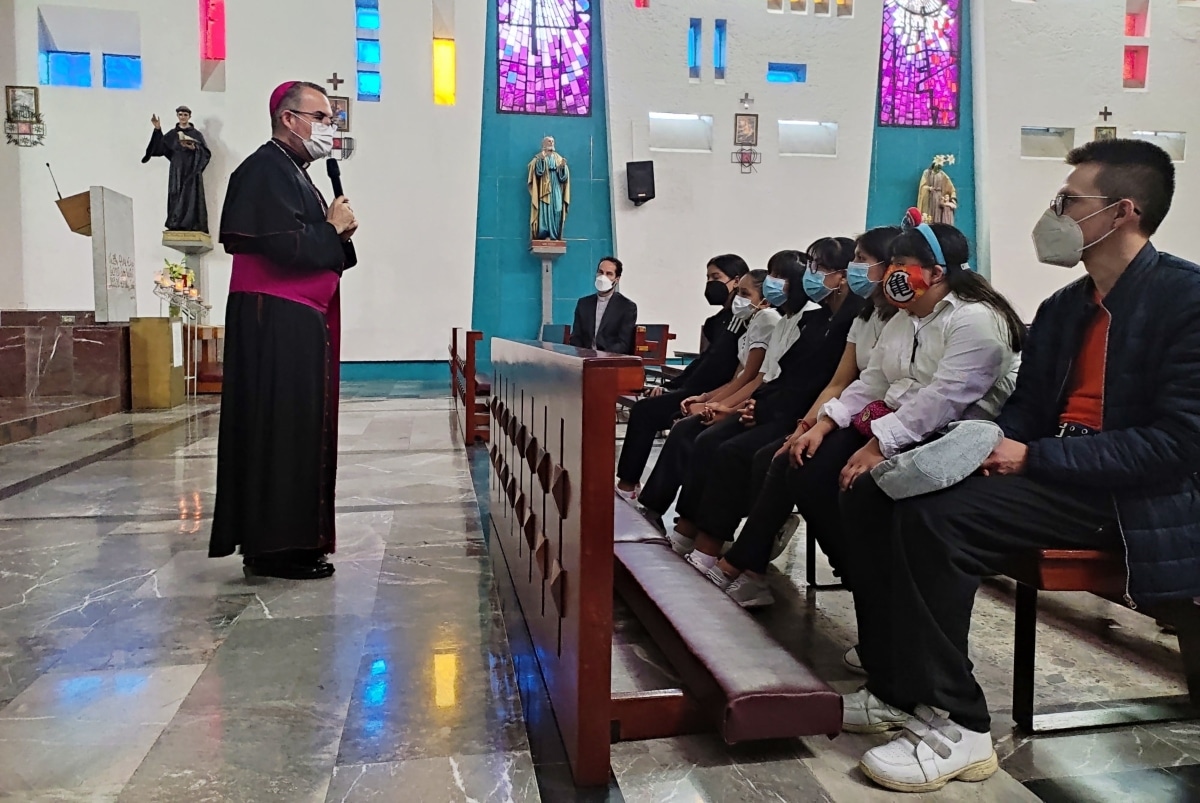 Mons. Andres Luis García Jasso en la reunión con jóvenes de la Visita Pastoral. Foto: Parroquia de Nuestra Señora de Guadalupe/ Cortesía.