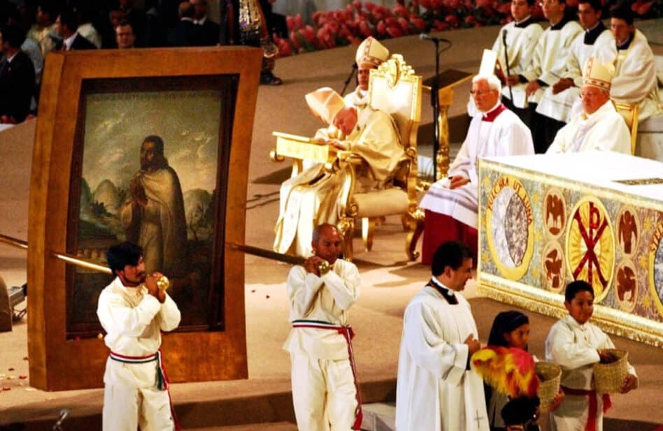 El día que san Juan Pablo II puso en todo lo alto a san Juan Diego