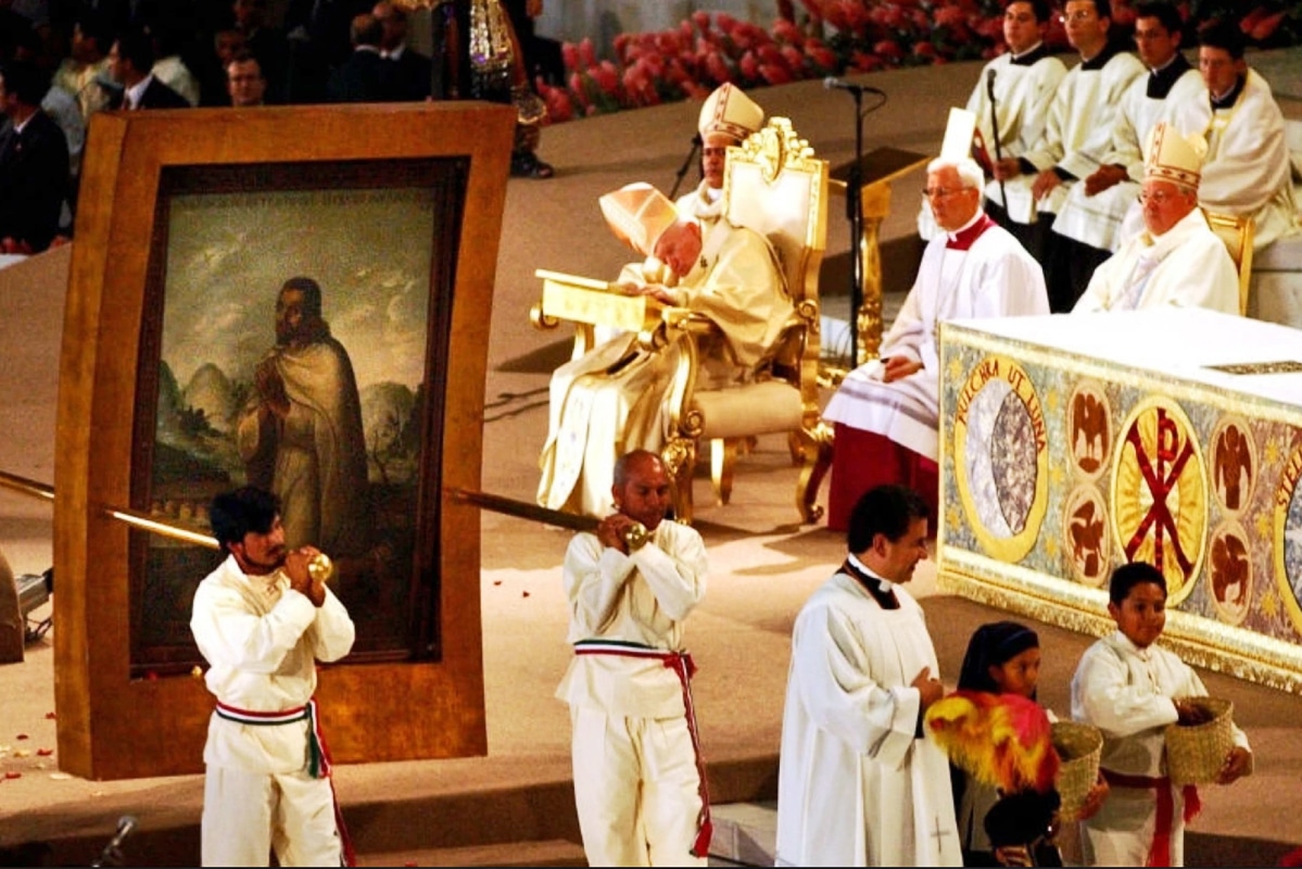 El día que san Juan Pablo II puso en todo lo alto a san Juan Diego