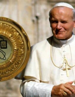 El escapulario que el Papa Juan Pablo II usó toda su vida