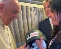 El Papa recibió un regalo muy especial mientras volaba hacia Canadá