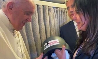 El Papa recibió un regalo muy especial mientras volaba hacia Canadá