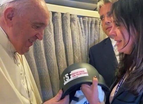 El Papa recibió un regalo muy especial mientras volaba hacia Canadá
