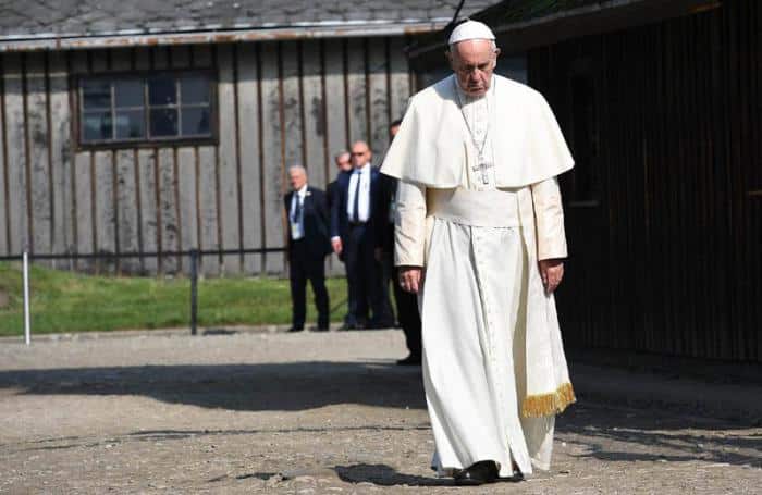 El Papa Francisco caminando en la residencia de Santa Marta