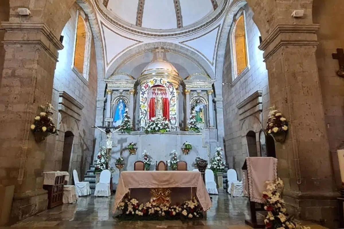 Altar de la Parroquia San Pedro Apóstol, en Cuajimalpa. Foto: Yaokóatl Gutiérrez.