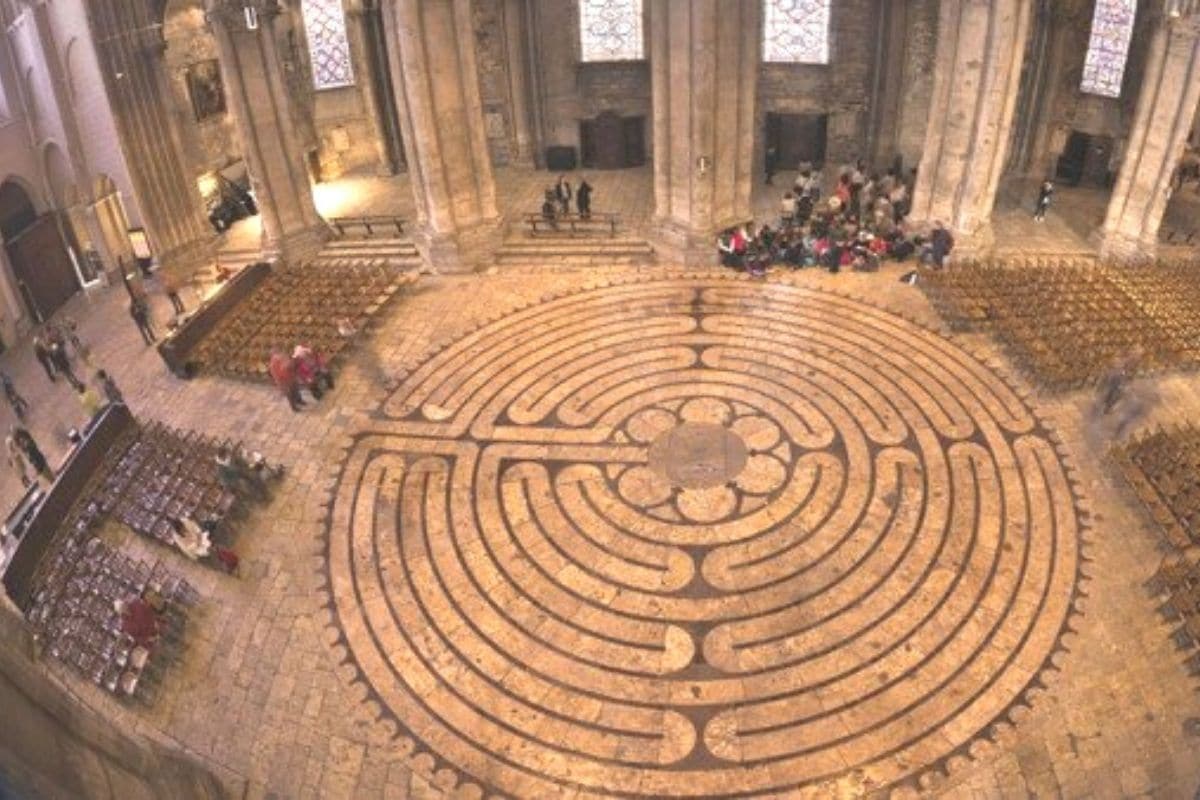 La gente recorría de rodillas los laberintos. En la foto, el laberinto de la Catedral de Chartres en Francia