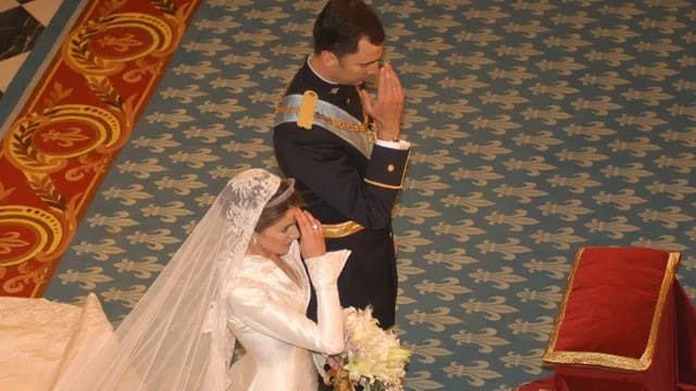 La princesa Letizia y el príncipe Felipe persignándose en su boda.