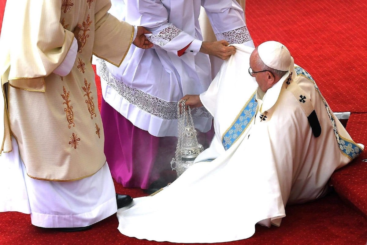 El Papa Francisco sufrió un tropiezo en el santuario polaco de Czestochowa en 2016.