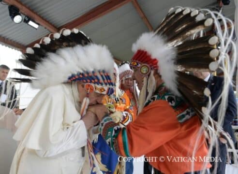 El Papa pide perdón en Canadá por los abusos contra pueblos indígenas