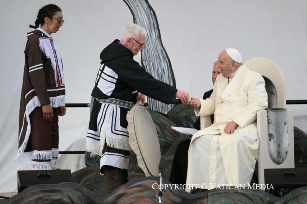 El Papa Francisco se reunió con jóvenes y adultos mayores indígenas. Foto: Vatican Media.