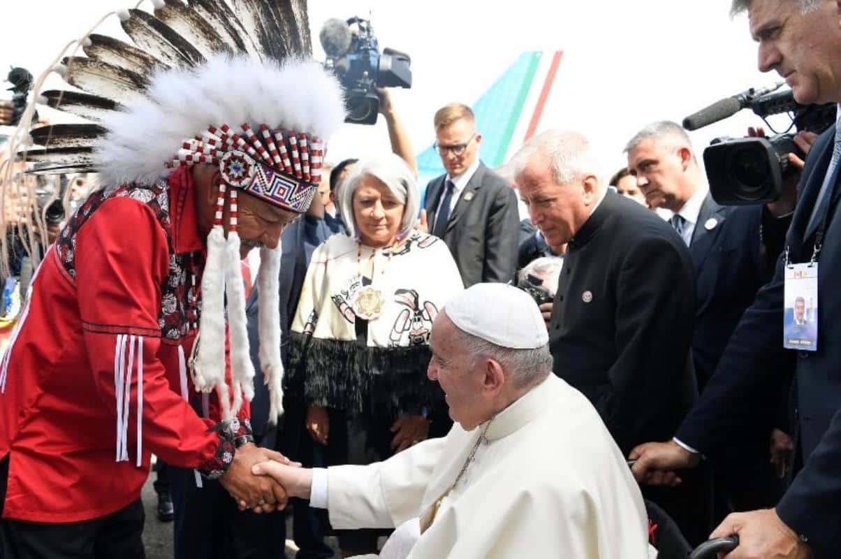 El Papa Francisco fue recibido por autoridades del gobierno y representantes indígenas en Edmonton, Canadá. Foto: Vatican Media.