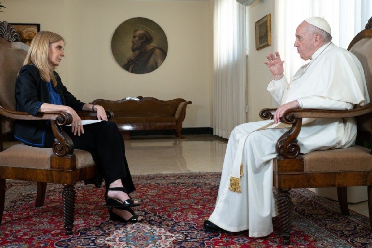 El Papa Francisco durante su entrevista con la agencia argentina Télam. Foto: Vatican Media.