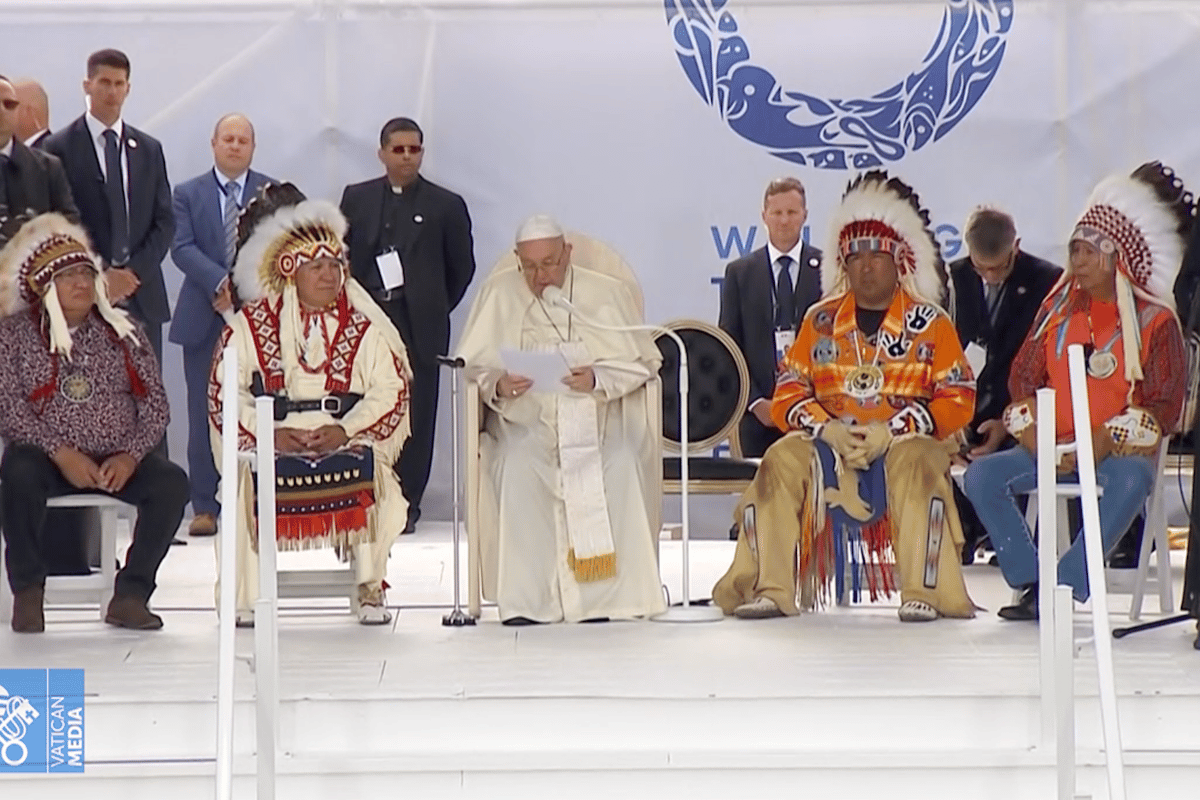 El Papa Francisco pronunciando el discurso de perdón ante indígenas canadienses