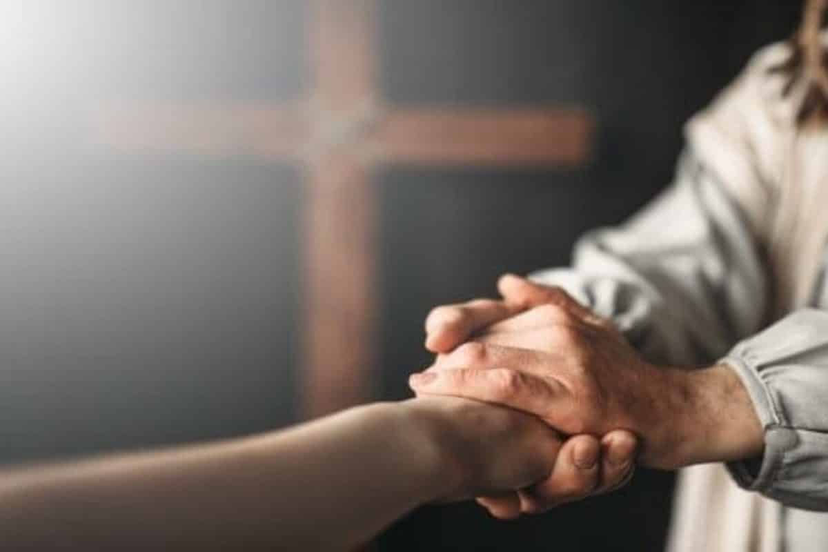 Jesucristo tomando la mano de una persona necesitada