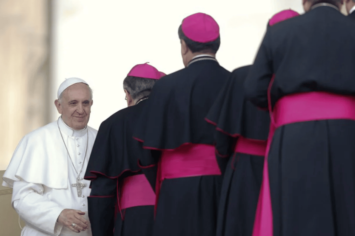 El papa Francisco recibiendo a nuncios apostólicos