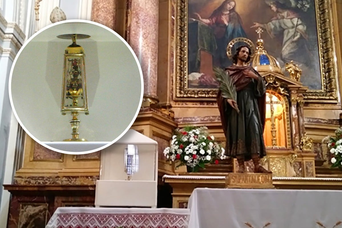 Imagen del altar del Monasterio de la Encarnación en Madrid, con la ampolleta con la sangre de san Pantaleón