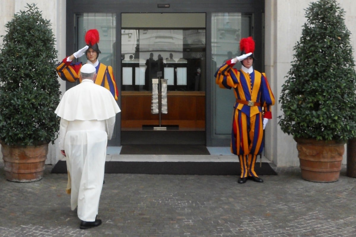 El Papa ingresa a la residencia de Santa Marta. Foto: Wikipedia.