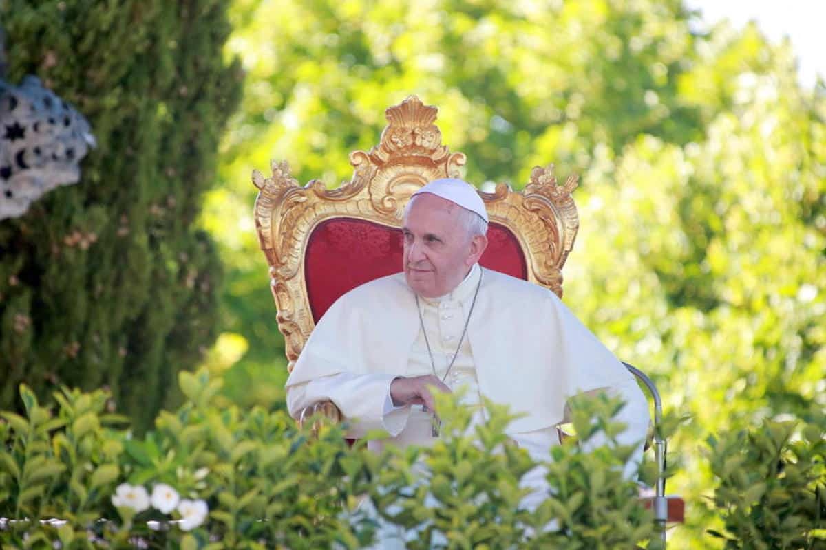 El papa Francisco descansando en un jardín