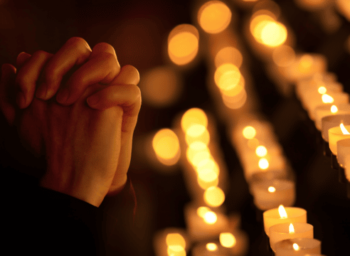 Sacerdote quiere reunir 130,000 velas para honrar a víctimas de violencia