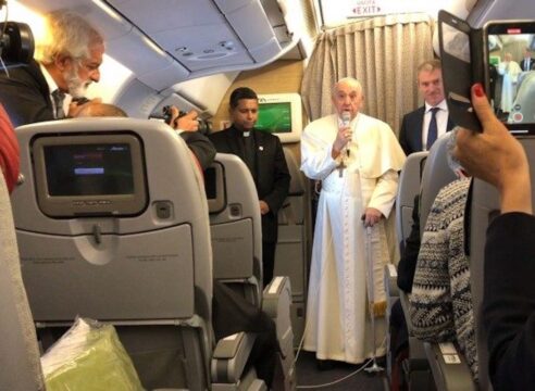 El Papa da un mensaje a los ancianos mientras vuela hacia Canadá