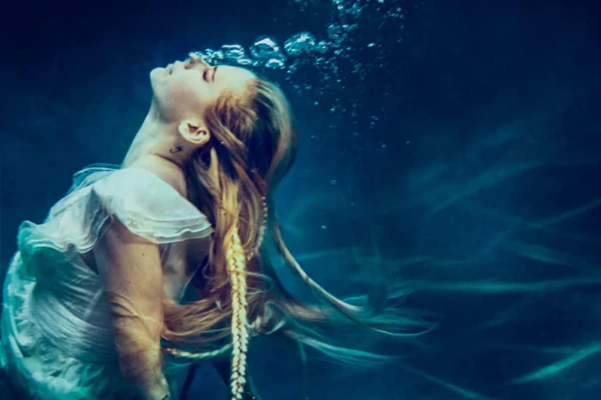 La cantante Avril Lavigne dedicó su sencillo Head Above Water a Dios.