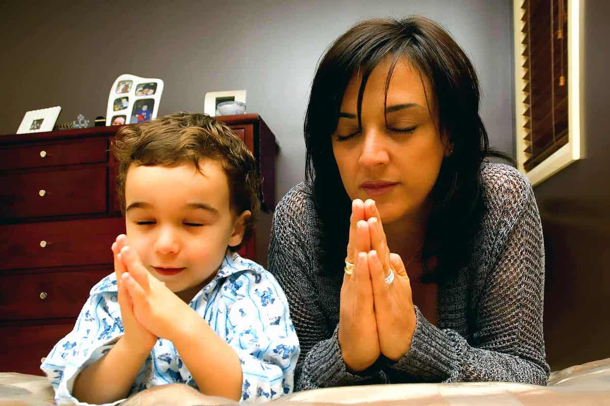 Mamá orando con su hijo