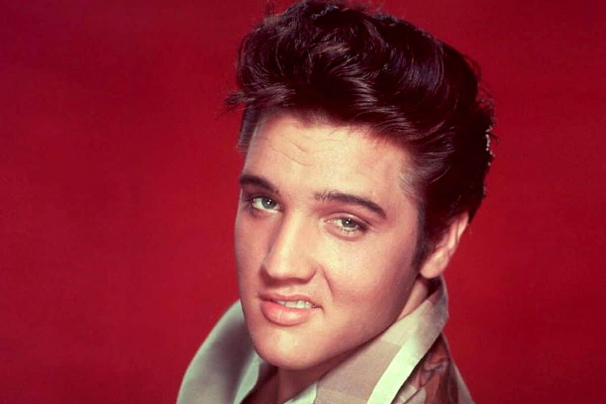Elvis se sumergió en la música religiosa, así como en los coros pentecostales.