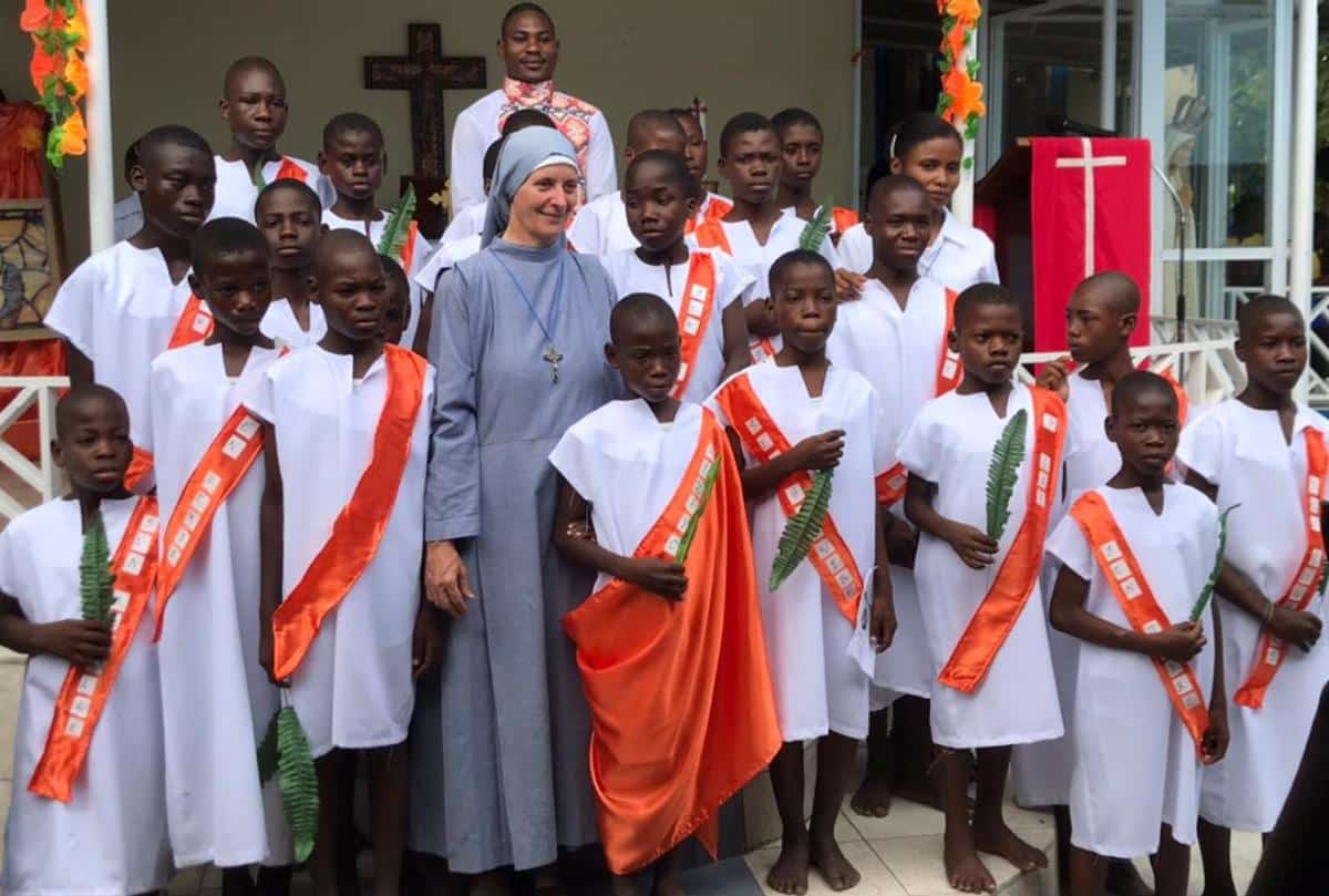 La hermana Paesie inició familia Kizito en 2018, que ahora atiende a más de mil niños. Foto: Familia Kizito.