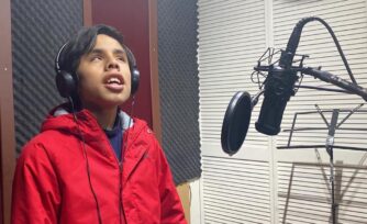 El regalo que le hizo un productor al niño ciego que le canta a la Virgen